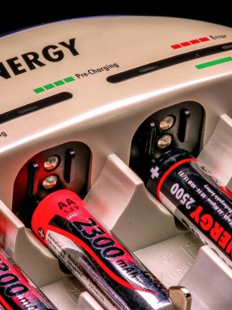 Batterien und Akkus sind die bekanntesten Quellen für Gleichstrom