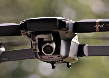 Drohnen erhalten ihre Befehle über eine Fernsteuerung.