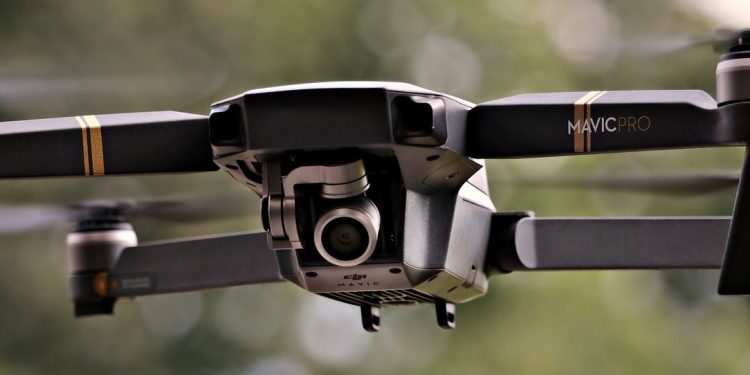 Drohnen erhalten ihre Befehle über eine Fernsteuerung.