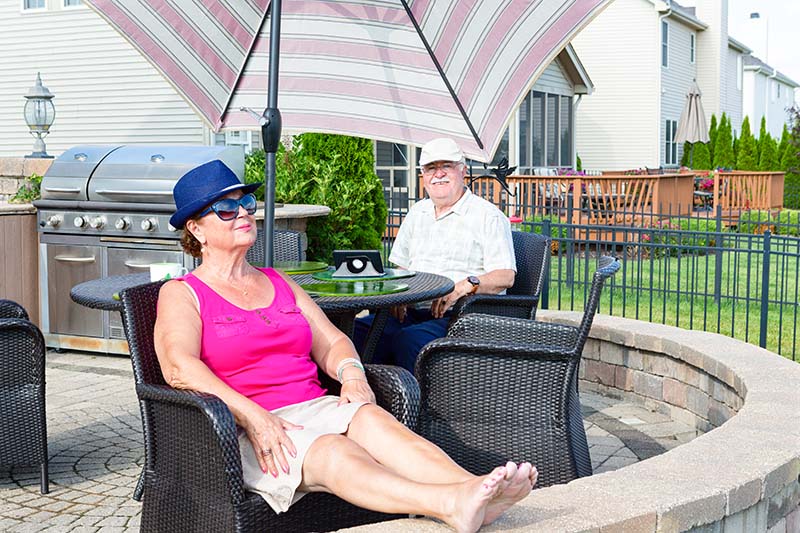 With age, the body gradually loses its ability to adapt to high temperatures. Sun protection such as a parasol provides shade and helps to cope with the heat. Credit: Shutterstock