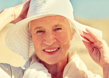 Heat does not have to be a risk – if you know how to protect yourself. By taking precautions early on, watching out for warning signs, and using modern aids when necessary, you can enjoy summer. Credit: Shutterstock