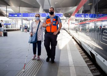 Free assistance service when boarding, changing trains, and exiting (at approx. 600 stations in Germany and 150 stations in Austria). Registration at least 24 hours in advance (by phone or online). Credit: OEBB/Eisenberger