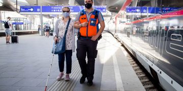 Kostenloser Begleitservice beim Ein-, Um- und Aussteigen (in D an rd. 600 Bahnhöfen, in AUT an 150 Bahnhöfen). Anmeldung mindestens 24 Stunden vorher (telefonisch oder online). Credit: OEBB/Harald Eisenberger