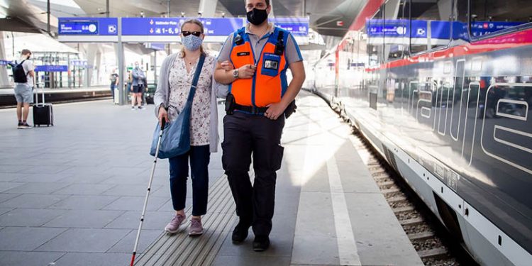 Free assistance service when boarding, changing trains, and exiting (at approx. 600 stations in Germany and 150 stations in Austria). Registration at least 24 hours in advance (by phone or online). Credit: OEBB/Eisenberger