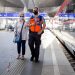 Kostenloser Begleitservice beim Ein-, Um- und Aussteigen (in D an rd. 600 Bahnhöfen, in AUT an 150 Bahnhöfen). Anmeldung mindestens 24 Stunden vorher (telefonisch oder online). Credit: OEBB/Harald Eisenberger