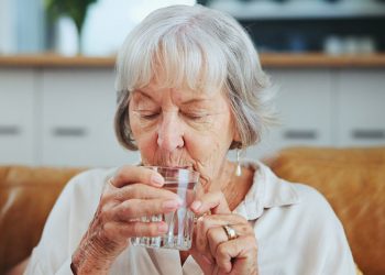 Genügend Wasser zu sich zu nehmen ist insbesondere im Alter essentiell. Wenn die Wasser-Karaffe am Tisch als eine Art "Mahnmal" nicht ausreicht, gibt es Tools, um an das Trinken zu erinnern. Credit: Shutterstock