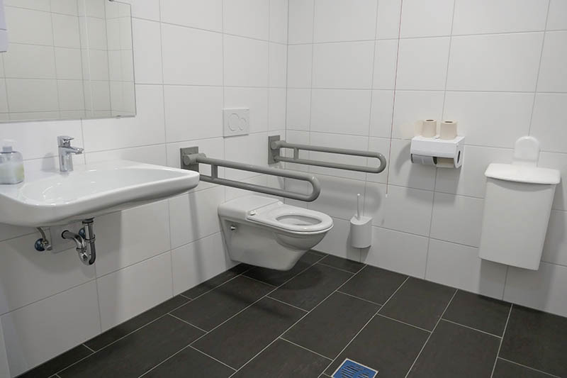 Barrierefreies Bad mit Toilette inkl. unterfahrbarem Waschbecken. Credit: Shutterstock