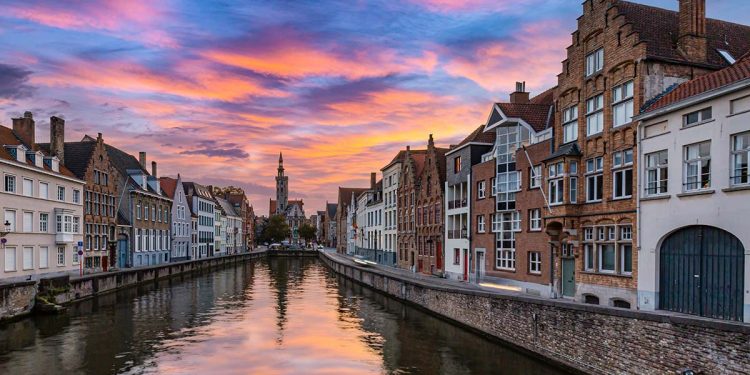 Brugge, Westflandern: Die belgische Stadt im Nordwesten des Landes zeigt mit dem Projekt „Dementievriendelijk Brugge“, wie gelebte Inklusion und Lebensqualität im urbanen Raum aussehen können. Foto: Shutterstock
