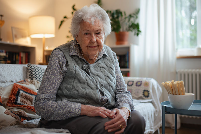 Mehr als die Hälfte von über 1.000 Befragten im Alter zwischen 63 und 70 Jahren sorgt sich zumindest teilweise um Altersarmut. In der Praxis zeigt sich: insbesondere Frauen sind von Altersarmut betroffen. Credit: Shutterstock