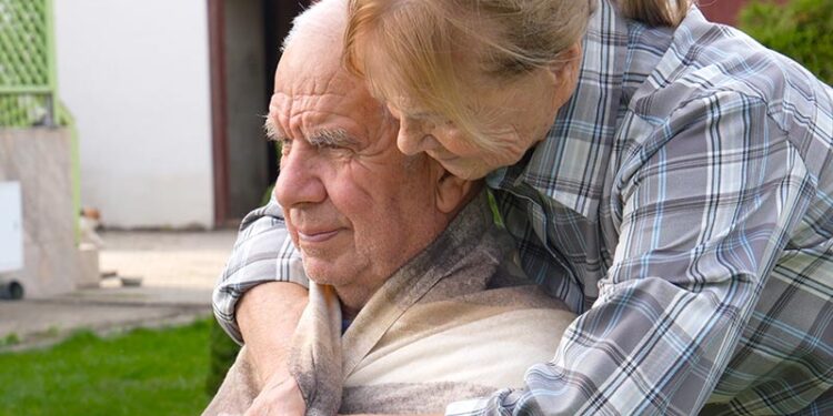 Die Pflege wird verstärkt zu Hause stattfinden - müssen. Wird die Unterstützung für die Betroffenen und ihre Angehörigen gekürzt, wird zwar kurzfristig eingespart - im Endeffekt werden die Kosten nur still und leise in anderen Teile des Systems verschoben. Credit: Shutterstock