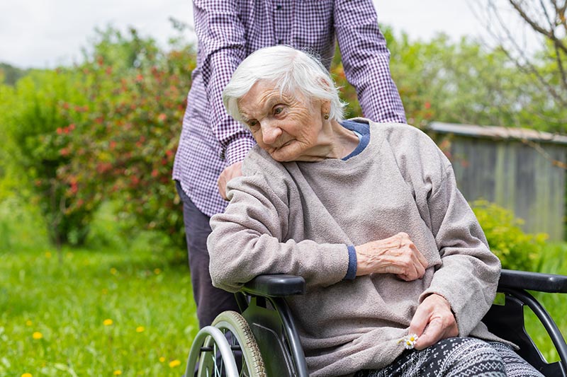 Insbesondere die Pflege in den höheren Pflegestufen ist für Familien herausfordernd. Werden die regionalen Unterstützungs-Netzwerke aus Geldgründen eingestampft, erzeugt dies sehr viel Leid und Überforderung in den Familien. Credit: Shutterstock