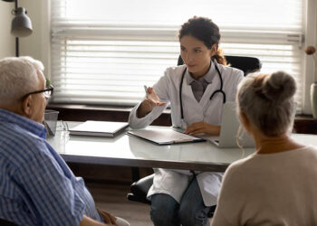 Herausfordernde Diagnosen wollen viele Menschen umgehen, nicht hören. Das hat Folgen für Pflege und Therapie-Optionen. Credit: Shutterstock