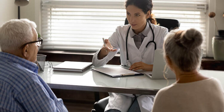 Herausfordernde Diagnosen wollen viele Menschen umgehen, nicht hören. Das hat Folgen für Pflege und Therapie-Optionen. Credit: Shutterstock