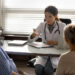 Herausfordernde Diagnosen wollen viele Menschen umgehen, nicht hören. Das hat Folgen für Pflege und Therapie-Optionen. Credit: Shutterstock