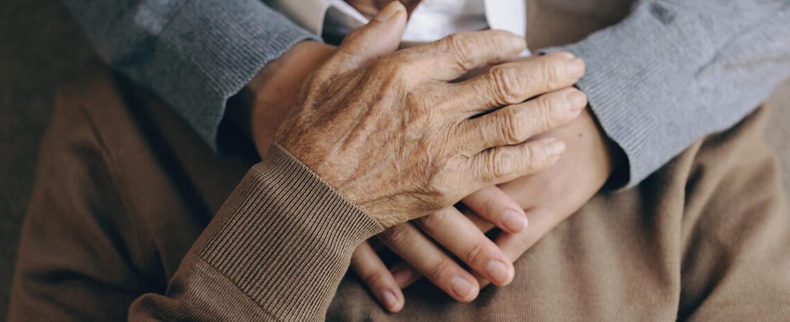 Die Pflege wird auf Grund des Geld- und Fachkräftemangels verstärkt zu Hause stattfinden - aber kau jemand ist darauf vorbereitet. Genau das wollen wir ändern. Credit: Shutterstock