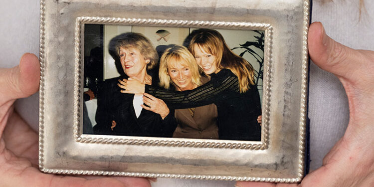 Sophie Rosentreter (rechts) mit ihrer Mutter Katrin und Großmutter Ilse: Die Demenz-Erkrankung von "Omi Ilse" überfordert die Familie Rosentreter. Heute entwickelt Sophie Rosentreter Lösungen für die Pflege und den Umgang mit Demenz. Credit: Katrin Schöning/Sophie Rosentreter