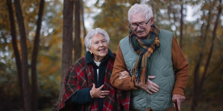 Community Nurses sind regionale (Gesundheits-)Pflegepersonen, und sie unterstützen dabei, damit Menschen möglichst lange gesund und selbstbestimmt zu Hause wohnen bleiben können. Mit dem Auslaufen der EU-Förderung und trotz positiver Evaluation wird das Projekt in einigen Bundesländern reduziert, umgebaut oder ganz eingestellt. Credit: Shutterstock