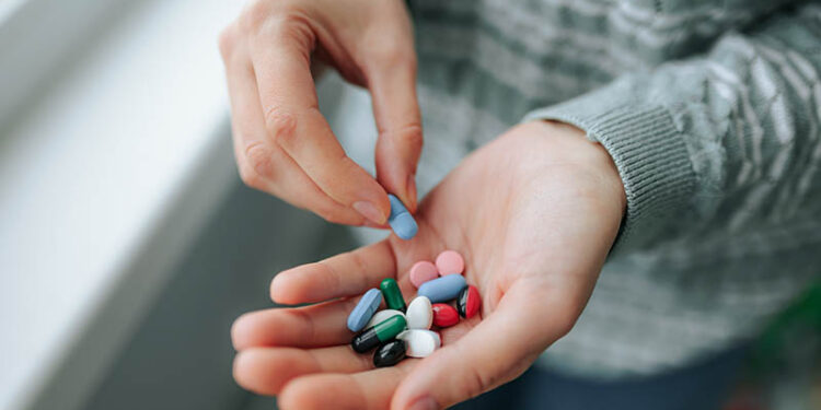 All tablets swallowed whole reached the stomach without any signs of dangerous swallowing. Crushed forms, on the other hand, led to significantly more residue in the throat, which can impair the absorption of the active ingredients and promote complications. Credit: Shutterstock