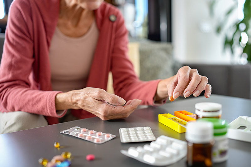 Für ältere Menschen zentral: Immer ausreichend die wichtigsten Medikamente dabei haben (Credit: Shutterstock)