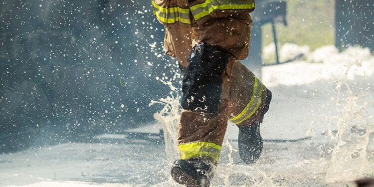 Es sind nicht immer die großen Katastrophen, die unseren Alltag durcheinander bringen - kleine Krisen passieren täglich. Der Verteilerkasten ums Eck hat ein Problem, regionale Sturmschäden oder Schneedruck: Genau auf diese kleinen Ereignisse heißt es vorbereitet zu sein. Credit: Shutterstock