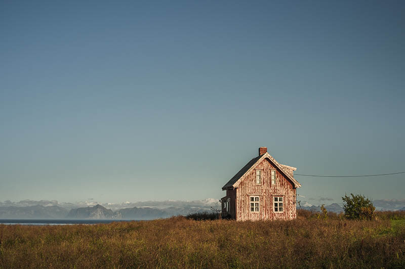 Idyllisch, im Alter jedoch herausfordernd: Wer zu weit abseits wohnt, ist selbst bei kleinen Krisen schnell aufgeschmissen. Credit: Shutterstock