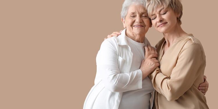 Die Vereinbarkeit von Beruf und Pflege wird immer bedeutender - insbesondere für Frauen, die meist für die Pflege in den Familien verantwortlich sind. Credit: Shutterstock