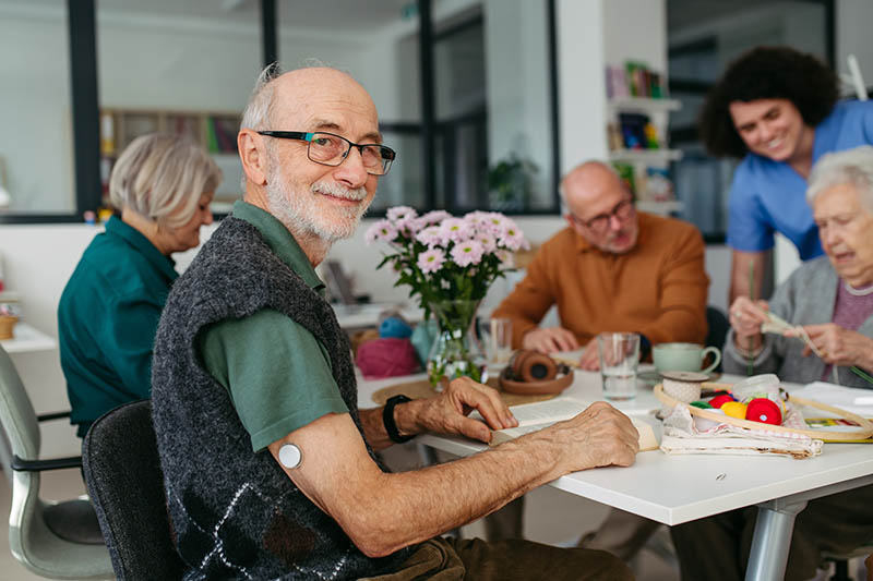 Caring Communities - sorgende Gemeinschaften - tragen Sorge, Unterstützung und Teilhabe vor Ort gemeinsam. Credit: Shutterstock