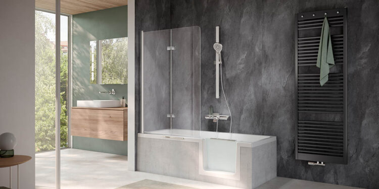 Das Badezimmer ist einer der gefährlichsten Räume im Haushalt – und gleichzeitig einer der wichtigsten. Kaum ein anderer Raum entscheidet so stark darüber, ob man selbstständig zu Hause leben kann. Eine mögliche Lösung: Eine Duschwanne mit Seitentür zum einfachen Zugang. Credit: HSK Duschkabinenbau KG