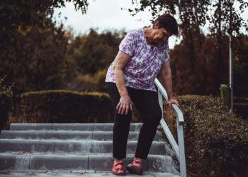 Ein Sturz kann die Selbstständigkeit kosten und das Leben zu Hause grundlegend verändern: Etwa ein Viertel der Stürze ist so gravierend, dass eine medizinische Behandlung notwendig wird. Credit: Shutterstock