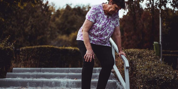 Ein Sturz kann die Selbstständigkeit kosten und das Leben zu Hause grundlegend verändern: Etwa ein Viertel der Stürze ist so gravierend, dass eine medizinische Behandlung notwendig wird. Credit: Shutterstock