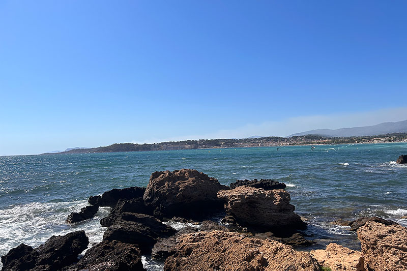 An der Côte d’Azur mit dem Klang der Wellen aufzuwachen – wer träumt nicht davon? Doch selbst die größte Sehnsucht ersetzt keine gute Planung. (Credit: Anja Herberth)