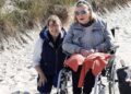 Professional travel companions like Sonja Fröse provide support so that vacations are possible despite disabilities and care needs. (Credit: SG Reisen)