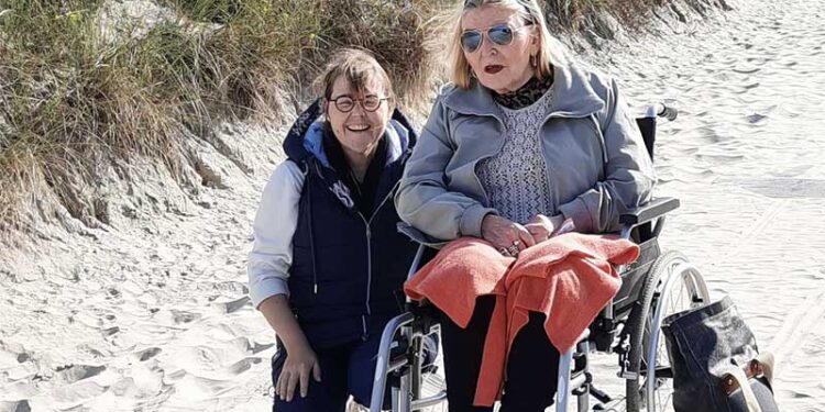 Professional travel companions like Sonja Fröse provide support so that vacations are possible despite disabilities and care needs. (Credit: SG Reisen)