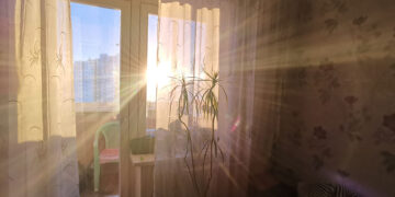 Große Fensterflächen und direkte Sonneneinstrahlung können Wohnungen im Sommer stark aufheizen. Für ältere Menschen kann anhaltende Hitze zur gesundheitlichen Belastung werden.(Credit: Shutterstock)
