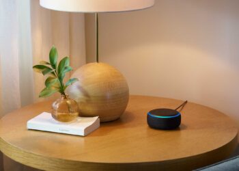 Wie Sprachsteuerungen uns im Alter unterstützen können - hier der Amazon Echo Dot (Credit: Amazon.com)